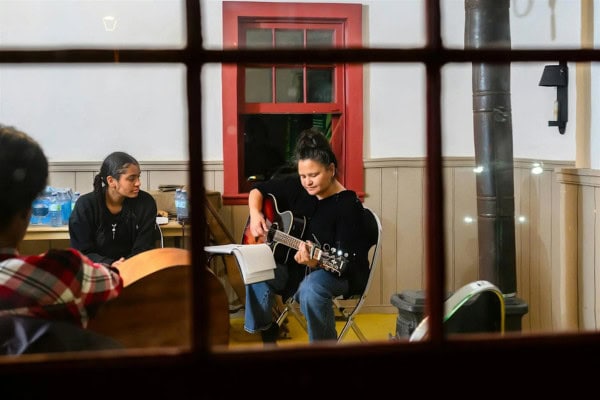 Image of Pam Levi at a Songwriting Circle session
